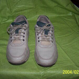 ROCKPORT WALKING SHOES (PRE-OWNED NO BOX.) IN EXCHANGE CONDITION